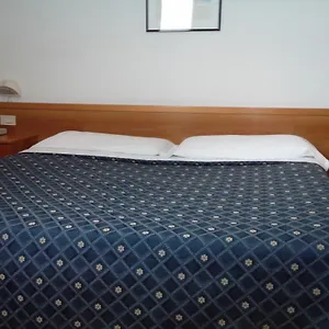 Hotel Niki, Tribiano